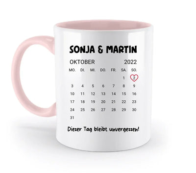 Weiße keramikmug mit pinkem griff und innen, kalender oktober 2022 personalisiert mit namen sonja martin und spruch