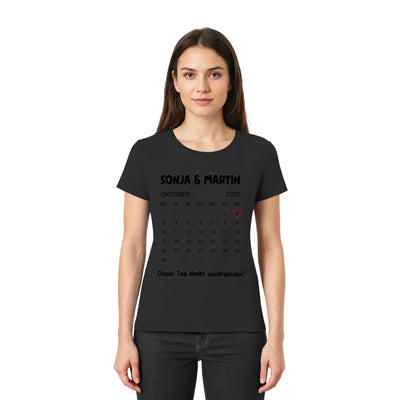 Schwarzes kurzarmshirt mit kalender oktober 2022 design und wunschtext sonja und martin aus der statement collection