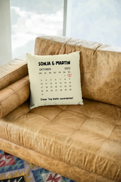 Cremefarbener kalenderkissen mit schwarzem oktober 2022 kalender und individuellem wunschtext sonja & martin