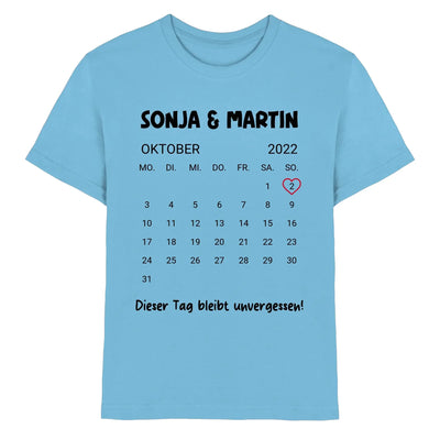 Hellblaues baumwoll t shirt mit schwarzem kalender oktober 2022 sonja und martin und dieser tag bleibt unvergessen print