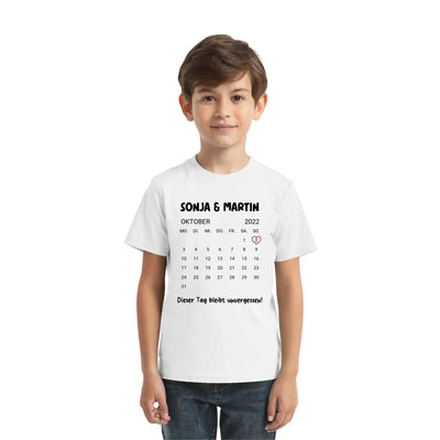 Weiße baumwoll t shirt mit schwarzem kalender october 2022 und sonja martin samt spruch dieser tag bleibt unvergessen