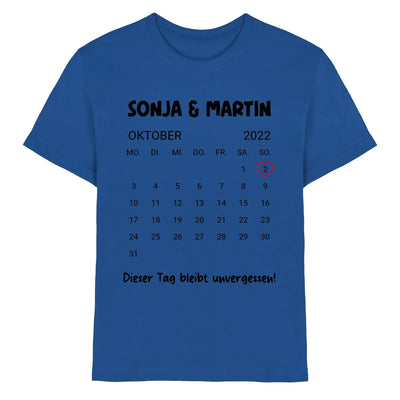 Blaues baumwoll t shirt mit schwarzem kalender oktober 2022 sonja und martin und diesr tag bleibt unvergessen text