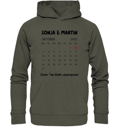 Olivegrüner kapuzenpullover mit schwarzem oktober 2022 kalender, namen sonja und martin und deutschem text unten