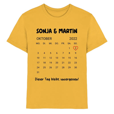Ein senfgelbes baumwollshirt mit kalenderdesign oktober 2022 und wunschtext sonja und martin dieser tag bleibt unvergessen