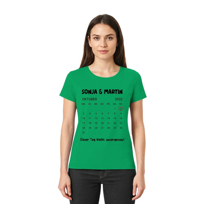 Grünes kurzarmshirt mit schwarzem oktober 2022 kalender und namen sonja und martin aus der statement collection
