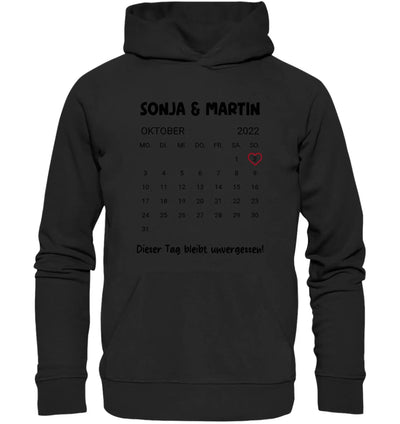 Schwarzer hoodie mit gedrucktem oktober 2022 kalender, sonja und martin, pinkes herz auf dem 9. und spruch dieser tag bleibt unvergessen