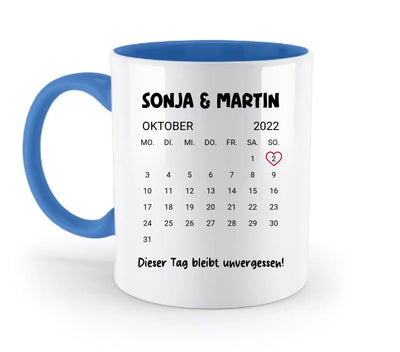 Weiße keramiktasse mit blauem griff und innenfläche, personalisierter kalender oktober 2022, statement-collection
