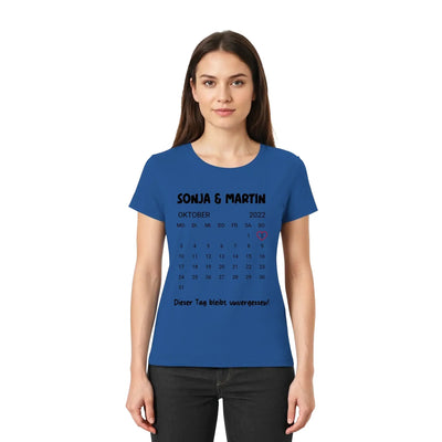 Blaues baumwollt shirt mit schwarzem kalender für oktober 2022 und text sonja martin dieser tag bleibt unvergessen