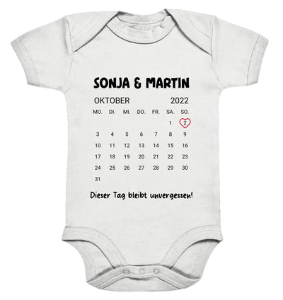 Weißer babybody mit schwarzem und rosa kalender oktober 2022 und den namenssonja und martin aus der statement-collection