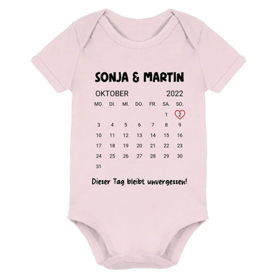Rosa babystrampler mit kalendarium oktober 2022 schwarz bedruckt namenssonja und martin statement-collection