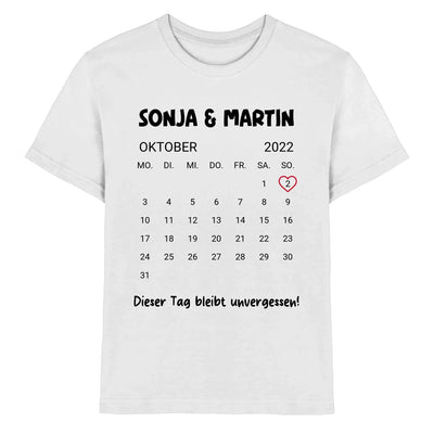 Weißes baumwollshirt mit schwarzem und rotem kalenderdesign für oktober 2022 mit sonja und martin und spruch diesr tag bleibt unvergessen