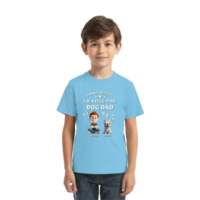 Hellblaues kurzarmshirt mit cartoon zweier charaktere und text ich bin kein rentner ich bin vollzeit hundepapa aus der katzen-mama papas statement-collection mit personalisierten figuren
