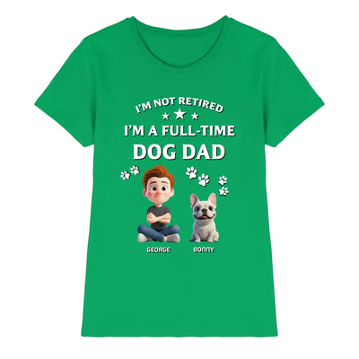 Grünes baumwollshirt mit cartoonillustration von mann und französischer bulldogge mit personalisierten namen darunter