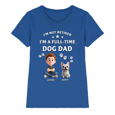 Blaues baumwollshirt mit cartoonmann und französischer bulldogge und text ich bin kein rentner ich bin vollzeit hundepapa