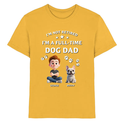 Gelbes baumwoll-t-shirt mit cartoon-mann und französischer bulldogge und text ich bin kein rentner sondern vollzeit hundepapa