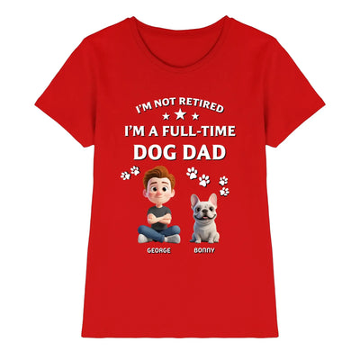 Rotes baumwollshirt mit cartoon von junge und französischer bulldogge und text ich bin kein rentner ich bin vollzeit hundepapa mit personlisierte namen
