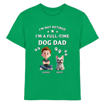 Grünes baumwoll-t-shirt mit cartoon von mann und französischer bulldogge mit text ich bin kein ruheständler sondern vollzeit hundepapa