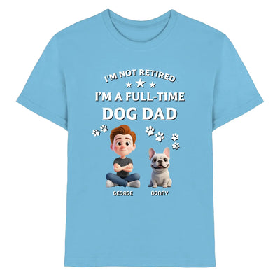 Hellblaues baumwollshirt mit cartoon von mann und französischer bulldogge und text ich bin kein rentner ich bin vollzeit hundepapa