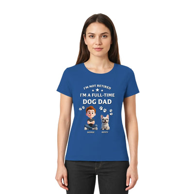Blaues baumwoll-tshirt mit cartoon von junge und französischer bulldogge und text ich bin kein ruheständler ich bin vollzeit hundepapa