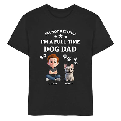 Schwarzes baumwoll-t-shirt mit cartoon mann und französischer bulldogge und text ich bin kein rentner sondern vollzeit hundepapa mit namen