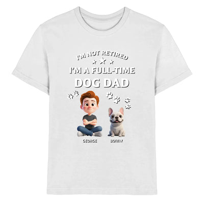 Weißes baumwoll-t-shirt mit cartoon von junge und französischer bulldogge und text ich bin kein rentner ich bin vollzeit hundepapa
