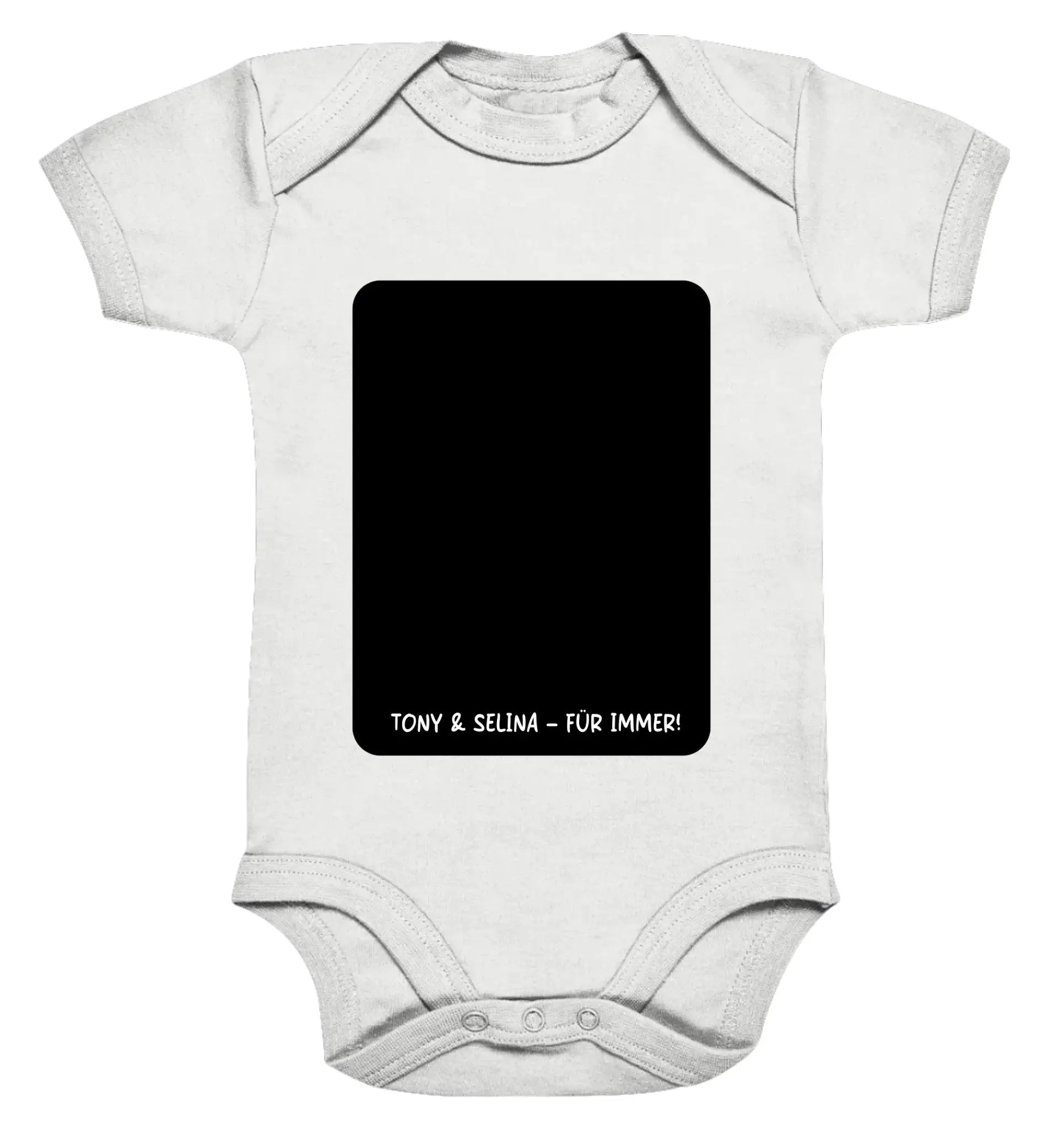 Weißer babystrampler mit schwarzem rechteckigem patch und weißer schrift tony & selina für immer aus der statement-collection