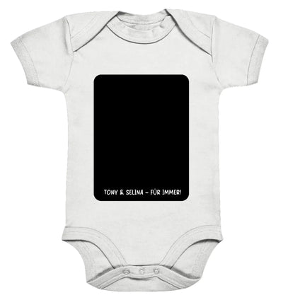 Weißer babystrampler mit schwarzem rechteckigem patch und weißer schrift tony & selina für immer aus der statement-collection