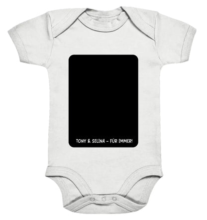 Weißer babystrampler mit schwarzem rechteckigem patch und weißer schrift tony & selina für immer aus der statement-collection