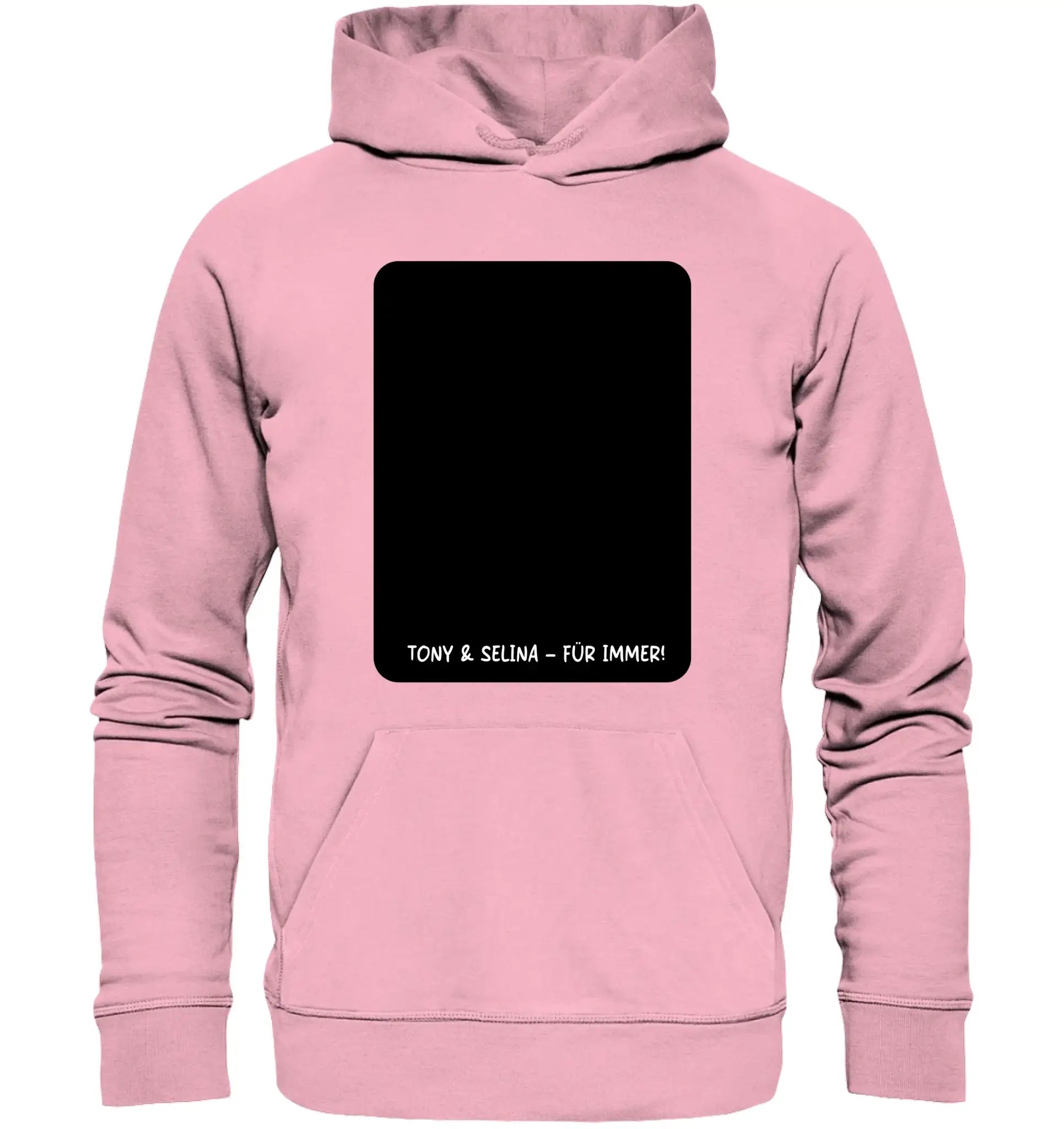 Ein weiches pinkes kinderhoodie mit schwarzem rechteckigem patch und weißem text aus der statement-collection
