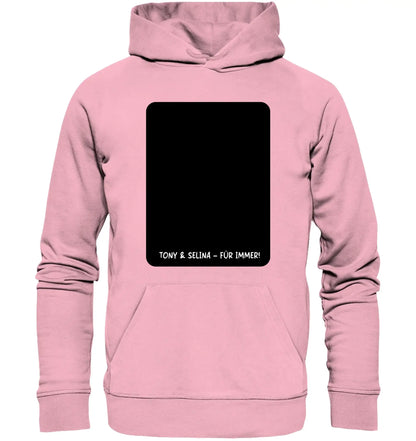 Ein weiches pinkes kinderhoodie mit schwarzem rechteckigem patch und weißem text aus der statement-collection