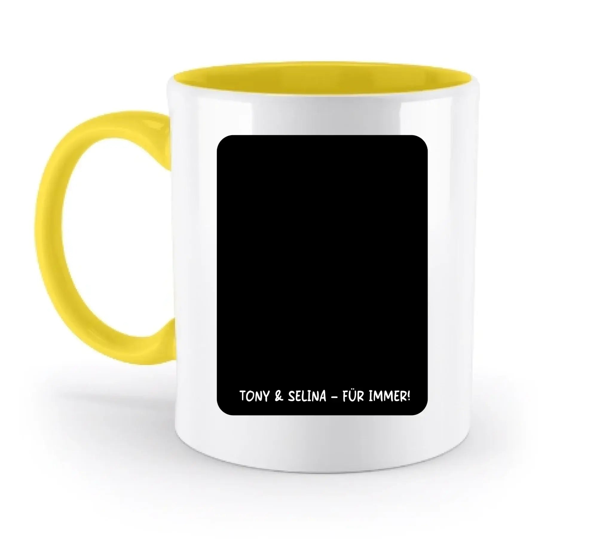 Weiße keramiktasse mit gelbem griff und innenbereich, schwarzem personalisierbarem rechteck, ki-cartoon-effekt design