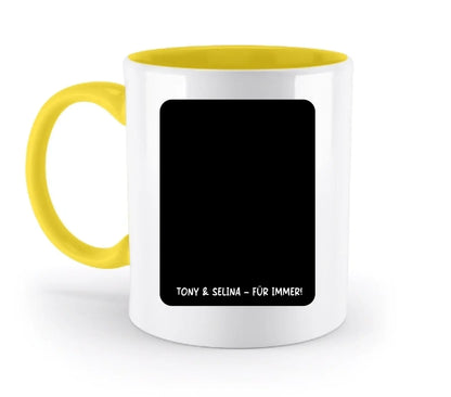 Weiße keramiktasse mit gelbem griff und innenbereich, schwarzem personalisierbarem rechteck, ki-cartoon-effekt design