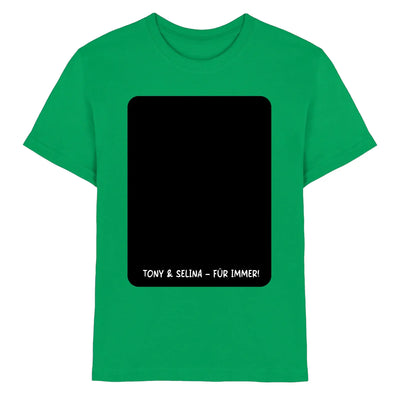 Hellgrünes baumwoll-tshirt mit schwarzem rechteckigem patch und weißem text tony & selina für immer aus der statement-collection