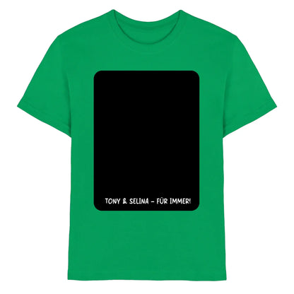 Hellgrünes baumwoll-tshirt mit schwarzem rechteckigem patch und weißem text tony & selina für immer aus der statement-collection