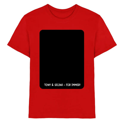 Rotes baumwoll t shirt mit schwarzem rechteckigem grafikdruck und weißem text tony & selina für immer aus statement collection