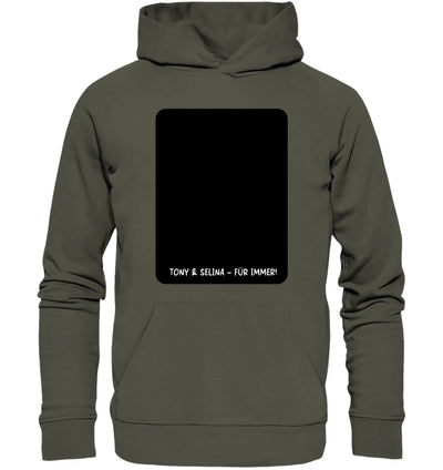 Olivgrüner hoodie mit kapuze und schwarzem rechteckigem patch mit weißem text aus der statement-collection