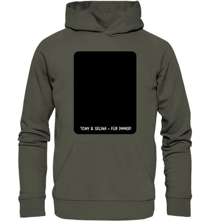 Olivgrüner hoodie mit kapuze und schwarzem rechteckigem patch mit weißem text aus der statement-collection