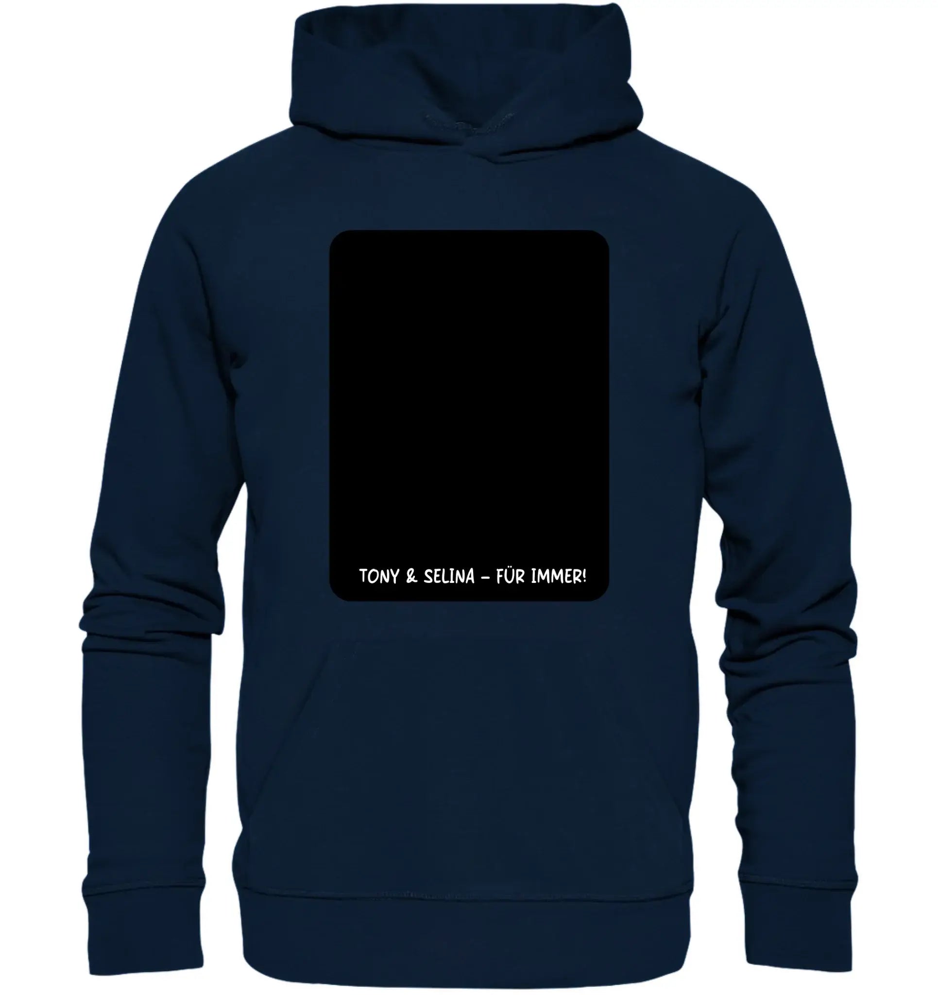 Navyblauer hoodie mit kapuze und schwarzem patch auf der rückseite mit weißem text tony & selina für immer