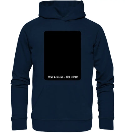 Navyblauer hoodie mit kapuze und schwarzem patch auf der rückseite mit weißem text tony & selina für immer