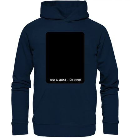 Navyblauer hoodie mit kapuze und schwarzem patch auf der rückseite mit weißem text tony & selina für immer