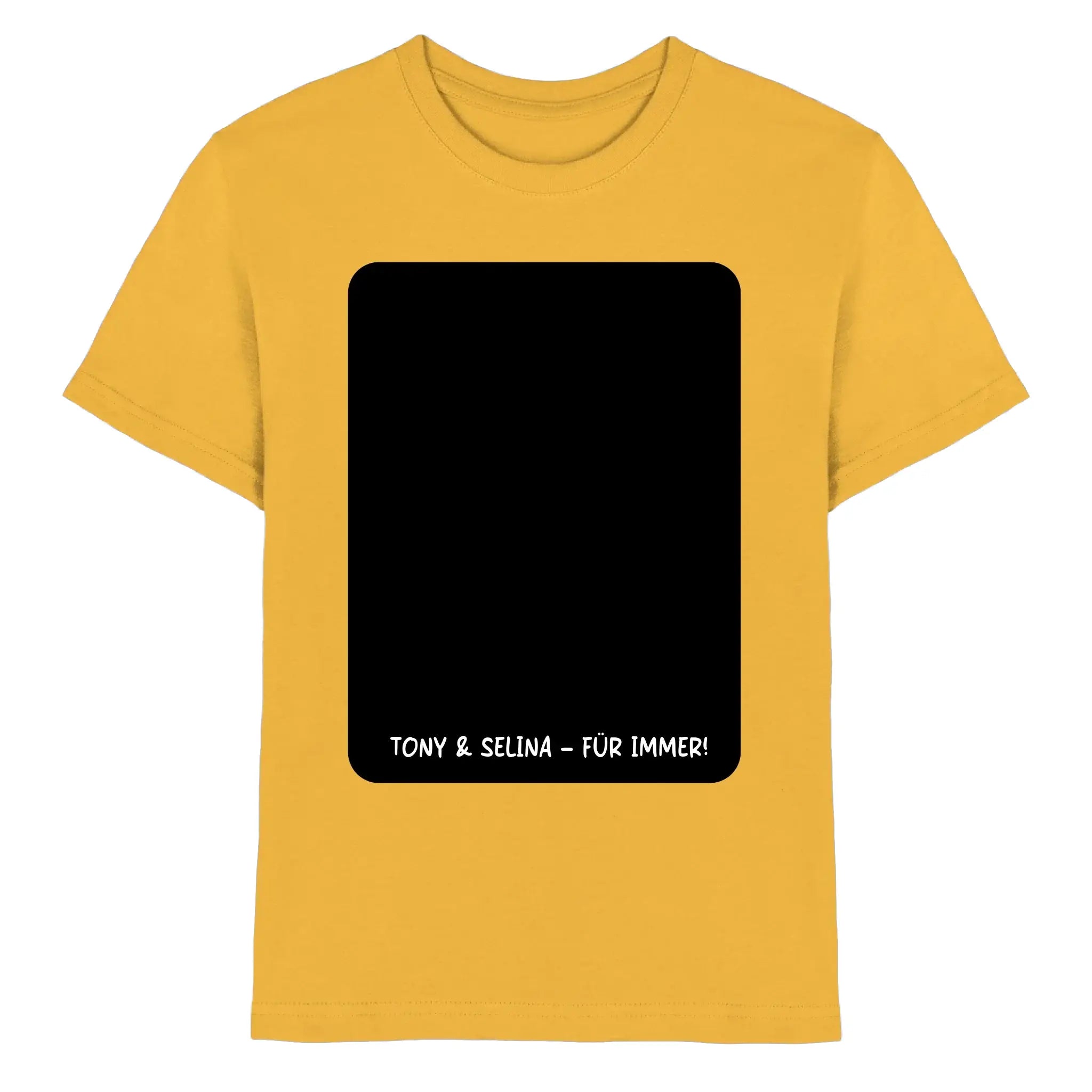 Ein senfgelbes baumwollshirt mit schwarzem rechteckigem panel und weißem text tony & selina für immer im unteren bereich