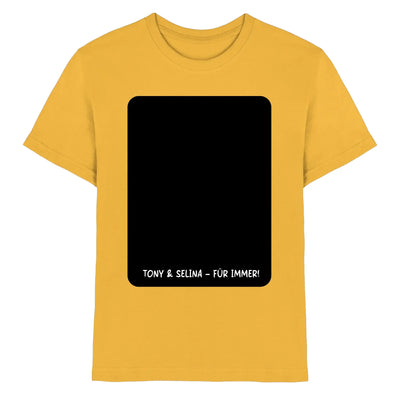 Ein senfgelbes baumwollshirt mit schwarzem rechteckigem panel und weißem text tony & selina für immer im unteren bereich