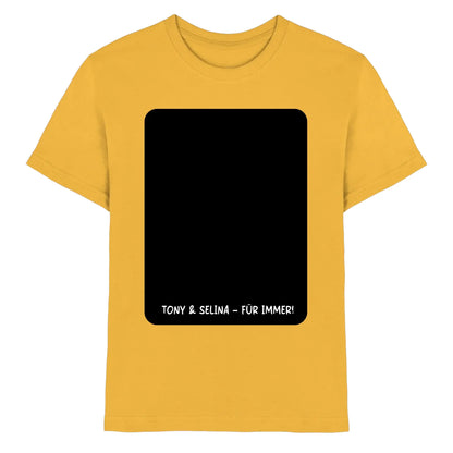 Ein senfgelbes baumwollshirt mit schwarzem rechteckigem panel und weißem text tony & selina für immer im unteren bereich