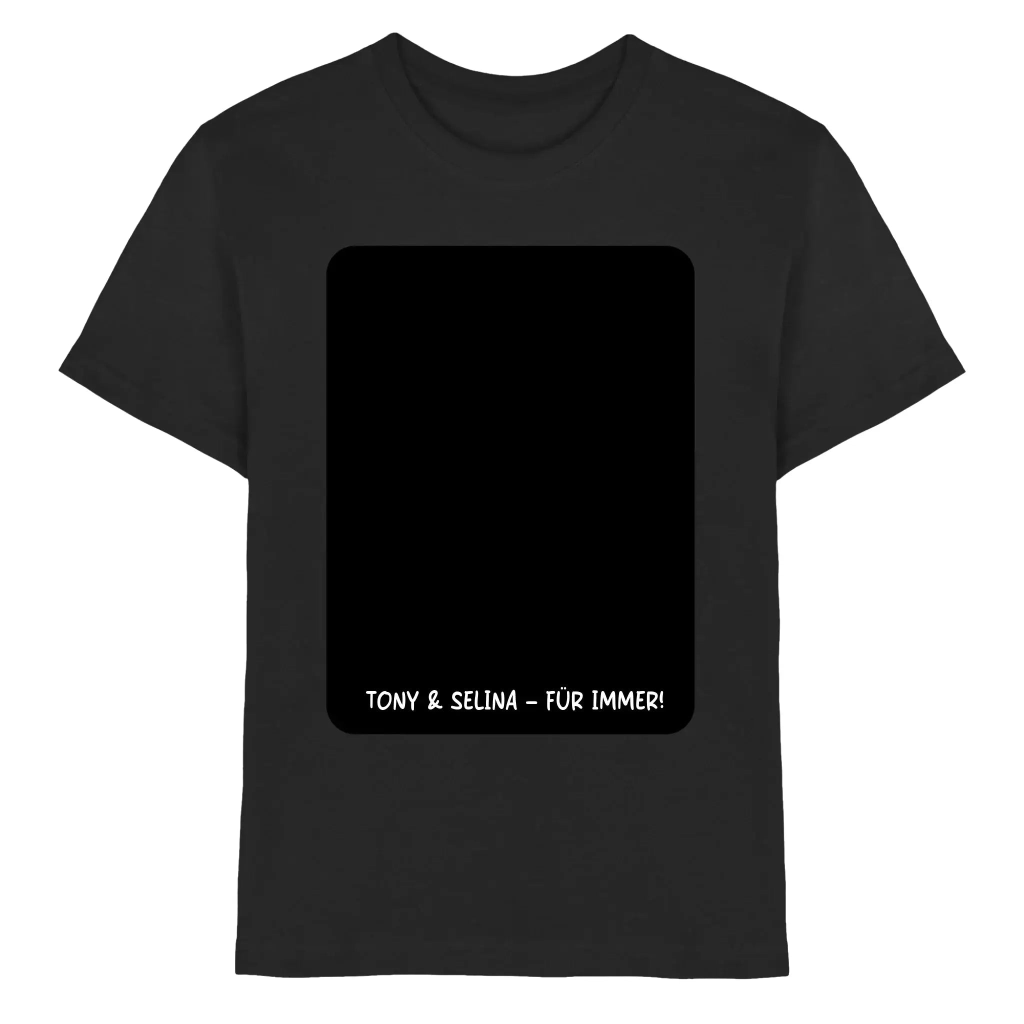 Schwarzes baumwollshirt mit rechteckigem schwarzen patch und weißem text tony & selina für immer unten