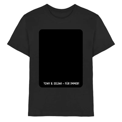 Schwarzes baumwollshirt mit rechteckigem schwarzen patch und weißem text tony & selina für immer unten