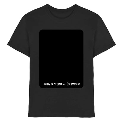 Schwarzes baumwollshirt mit rechteckigem schwarzen patch und weißem text tony & selina für immer unten