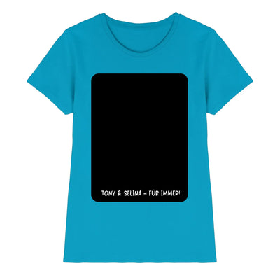 Ein türkisfarbenes damen-t-shirt mit kurzen ärmeln und schwarz-weißem tony & selina für immer print im ki-cartoon-effekt