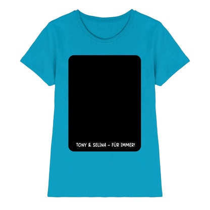 Ein türkisfarbenes damen-t-shirt mit kurzen ärmeln und schwarz-weißem tony & selina für immer print im ki-cartoon-effekt