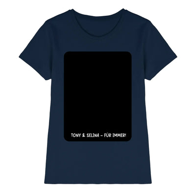 Marine blaues damen t shirt mit schwarzem rechteckigem grafikfeld und weißem text tony & selina für immer
