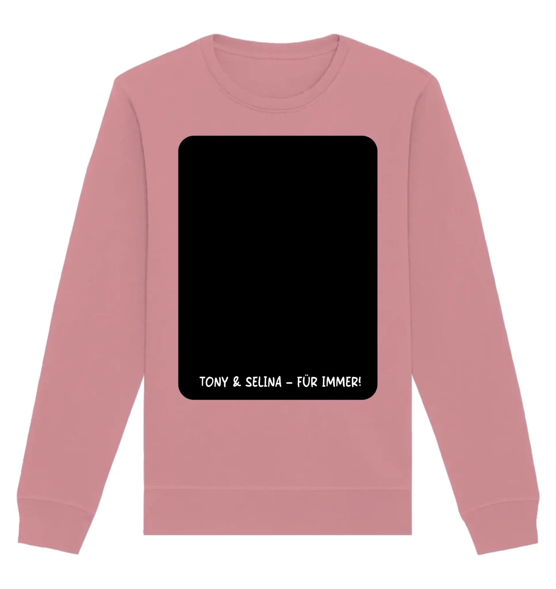 Ein softes rosa sweatshirt mit langen ärmeln und einem schwarzen patch mit weißem text tony & selina für immer